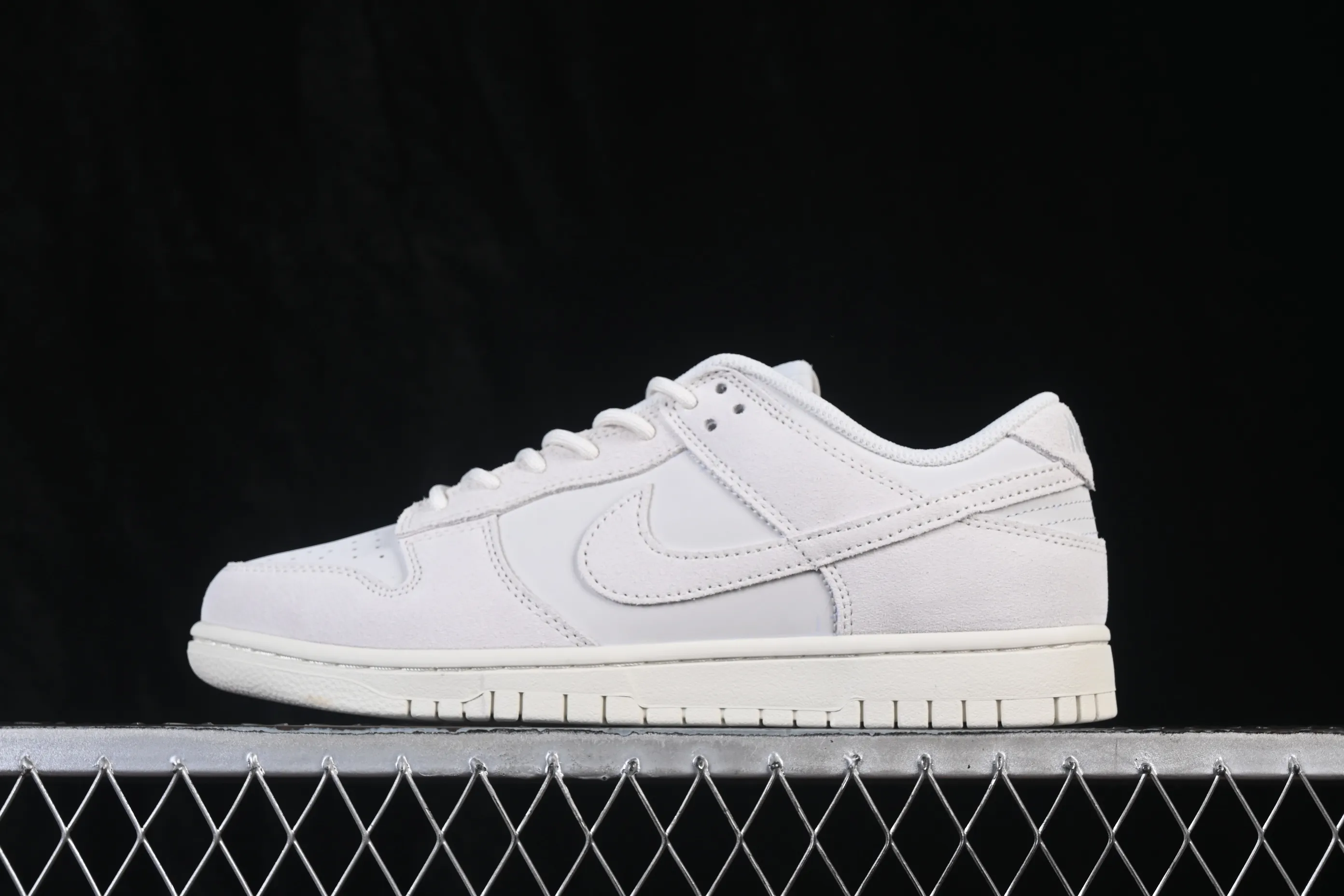 All categories Nk SB Dunk series Nk SB Dunk Low low-top sneakers Nike SB Dunk Low suede white low-top casual sneakers IB6651-003